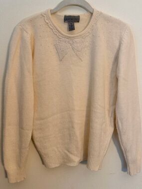 🎀🪩Vintage wool/angora bland beaded bow sweater size small